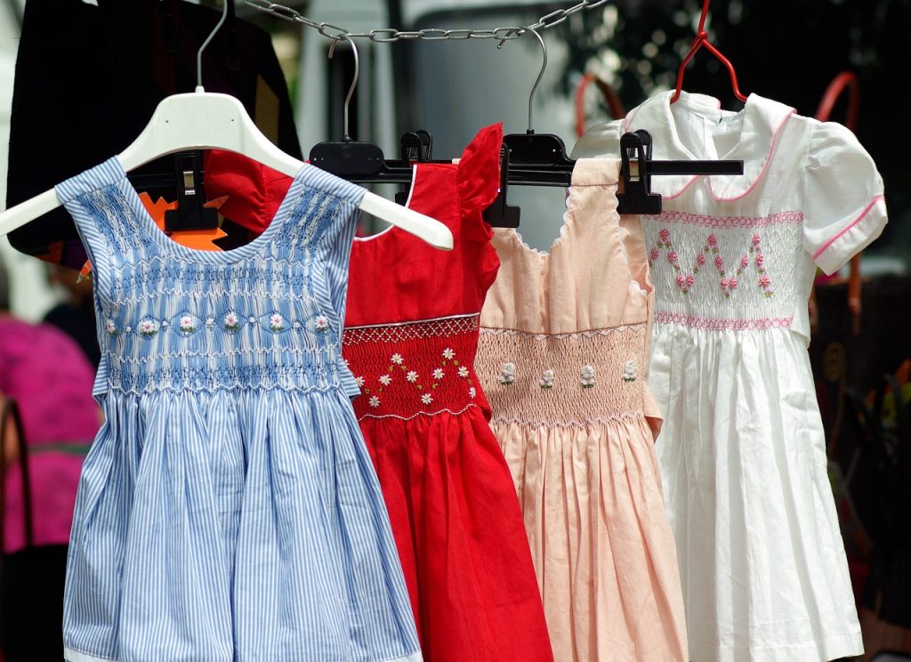 Sukienki maxi – eleganckie i ponadczasowe ubrania w garderobie